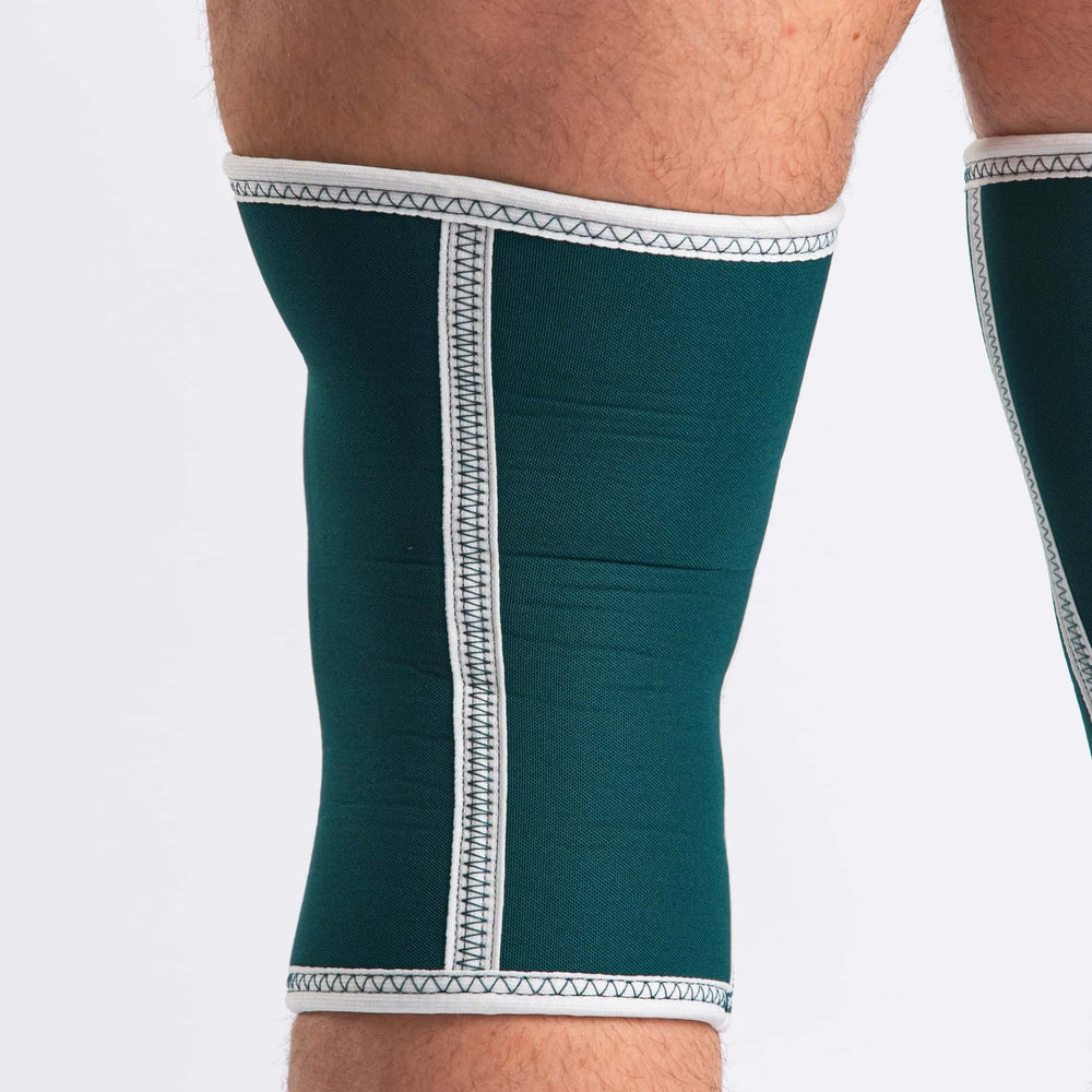 
                      
                        HOURGLASS KNEE SLEEVES - EMERALD FORÁS
                      
                    