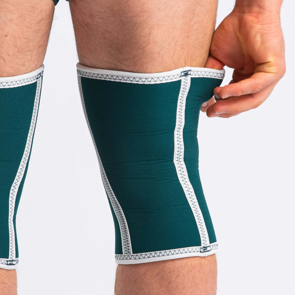 
                      
                        HOURGLASS KNEE SLEEVES - EMERALD FORÁS
                      
                    