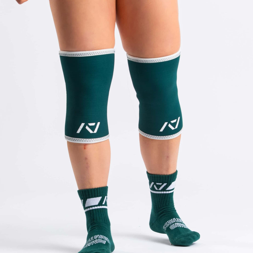 
                      
                        HOURGLASS KNEE SLEEVES - EMERALD FORÁS
                      
                    