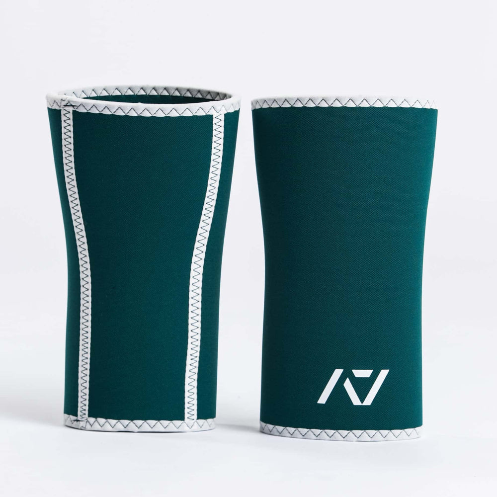 
                      
                        HOURGLASS KNEE SLEEVES - EMERALD FORÁS
                      
                    