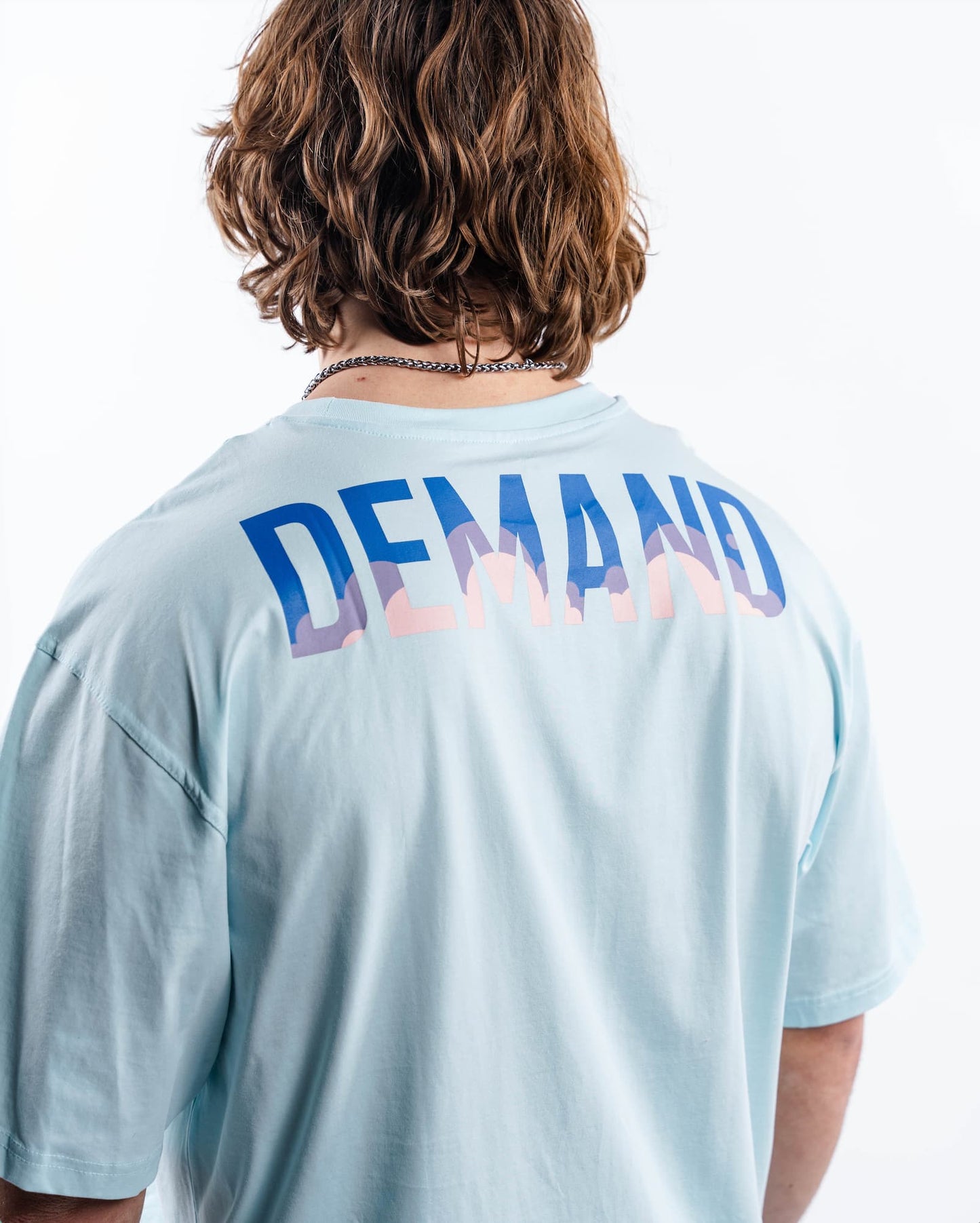 Playera oversized azul con diseño técnico para entrenamiento
