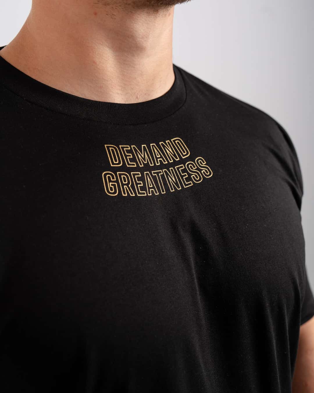 Shirt Powerlifting demand greatness negra con dorado