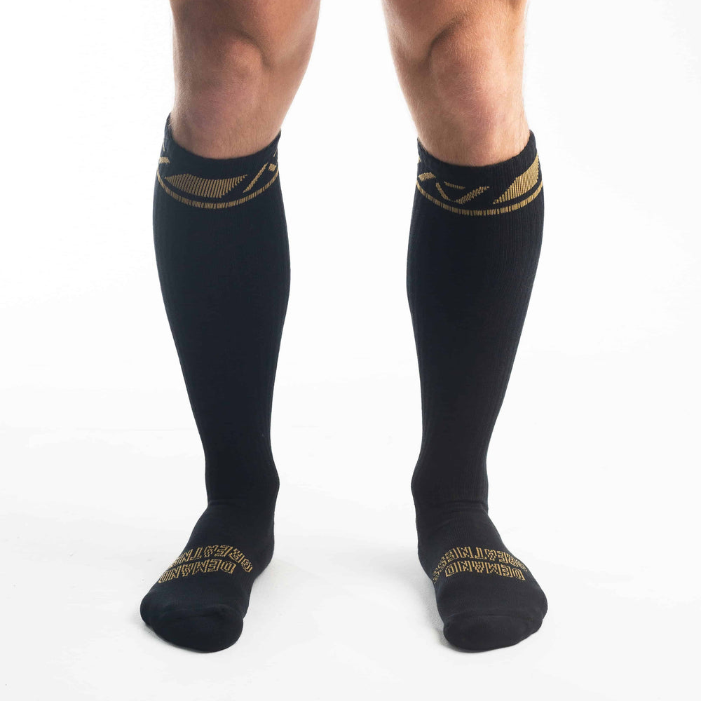 Calcetas powerlifting A7 con logo discreto y soporte técnico en color dorado