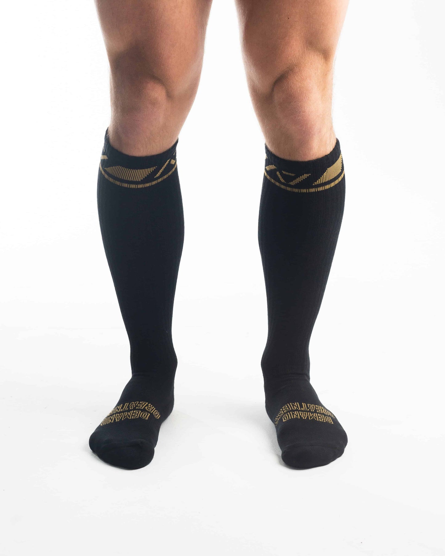 Calcetas powerlifting A7 con logo discreto y soporte técnico en color dorado