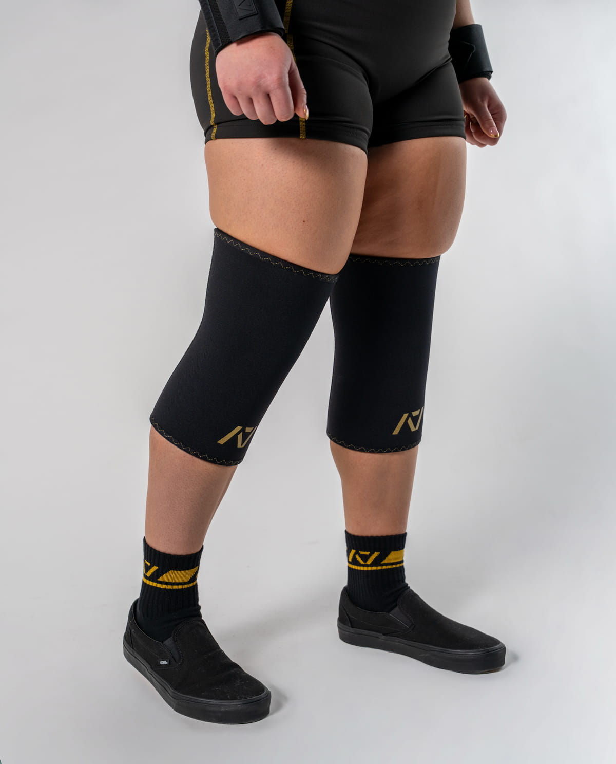 HOURGLASS KNEE SLEEVES RIGOR MORTIS - GOLD STANDARD